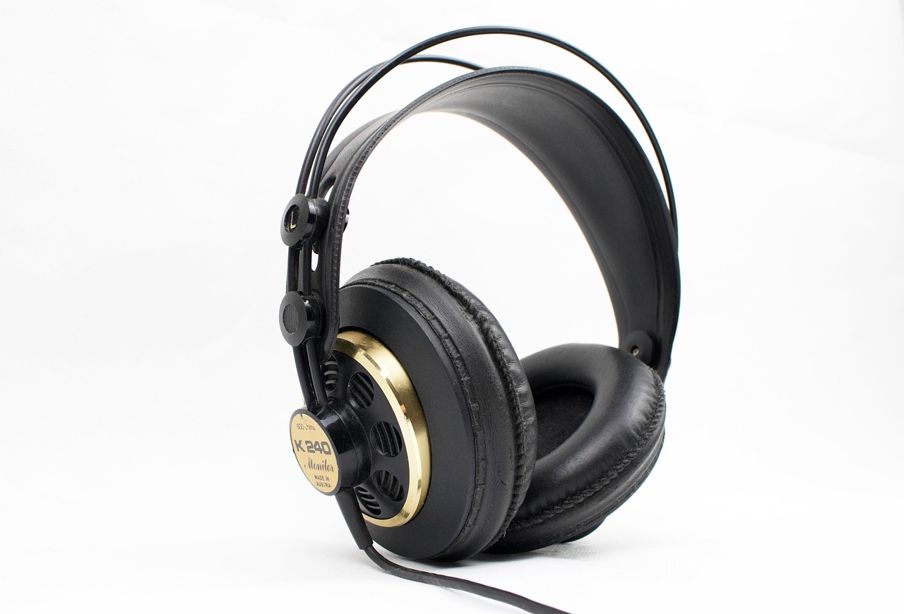 AKG K371